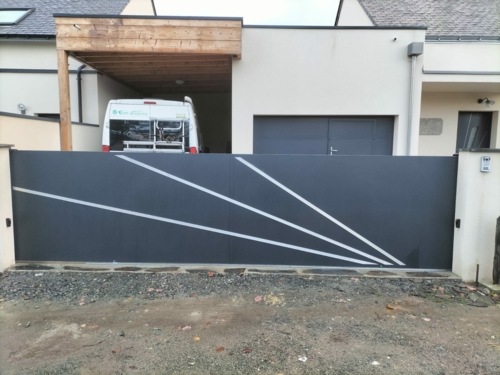 Portail coulissant fabrication ACF avec un moteur BFT Deimos installé par Anjou Cloture Fermeture sur Les Garennes sur Loire