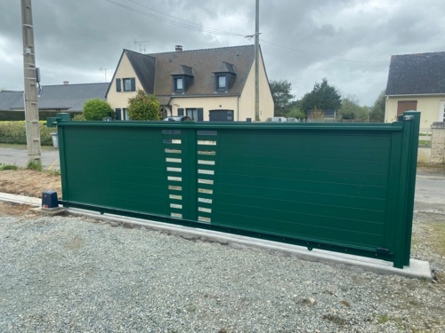 portail coulissant aluminium ajouré au centre  installé par Anjou Cloture Fermeture