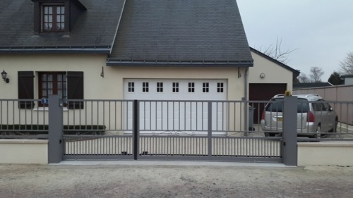 Portail coulissant Face à face 2/3 1/3 installé par Anjou Cloture Fermeture dans le 49