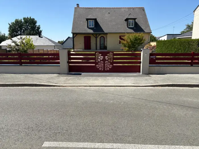 portail coulissant ajouré en aluminium avec moteur BFT Deimos Ultra BT B400 posé par Anjou Cloture Fermeture