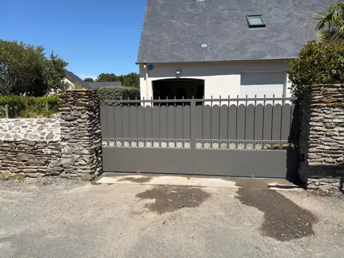 Portail coulissant gris en acier avec motorisation de moteur BFT Deimos Ultra BT B400 à Savenniere posé par Anjou Cloture Fermeture Portail coulissant gris en acier avec motorisation de moteur BFT Deimos Ultra BT B400 à Savenniere posé par Anjou Cloture Fermeture